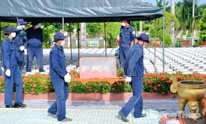 Đội lấy mẫu hài cốt liệt sĩ thực hiện nghi thức lấy mẫu hài cốt liệt sĩ chưa xác định danh tính để giám định ADN.
