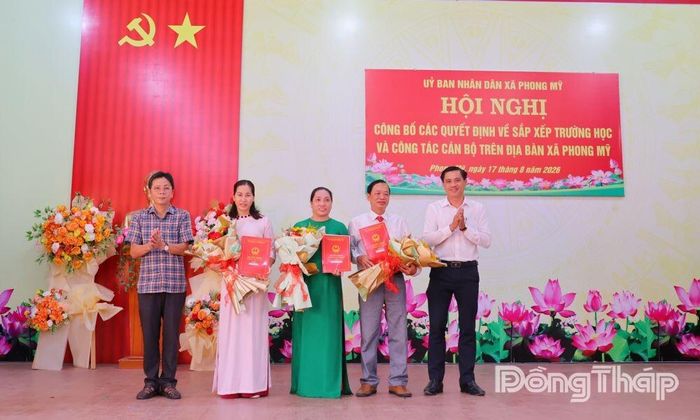 Lãnh đạo Đảng ủy, UBND xã Phong Mỹ trao Quyết định bổ nhiệm lãnh đạo các cơ sở giáo dục công lập trên địa bàn xã.