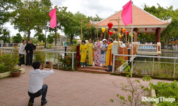 Người dân "check-in" tại khuôn viên Đền thờ Anh hùng dân tộc Trương Định xã Gia Thuận, tỉnh Đồng Tháp. 