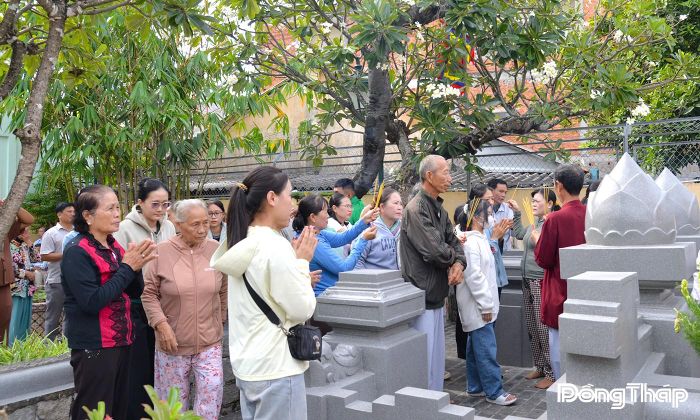 Đông đảo người dân đến Mộ và Đền thờ Anh hùng dân tộc Trương Định, phường Gò Công thắp hương, tưởng nhớ. 