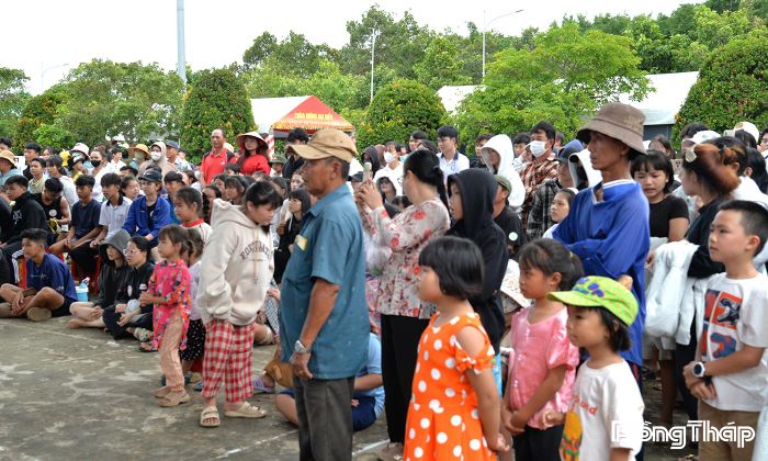 Đông đảo người dân theo dõi, cổ vũ màn biểu diễn võ thuật sôi nổi tại Lễ Tưởng niệm.