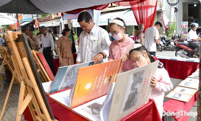 Người dân tìm hiểu tư liệu về cuộc đời, sự nghiệp của Anh hùng dân tộc Trương Định tại Khu trưng bày tư liệu "Đất và người Gò Công".