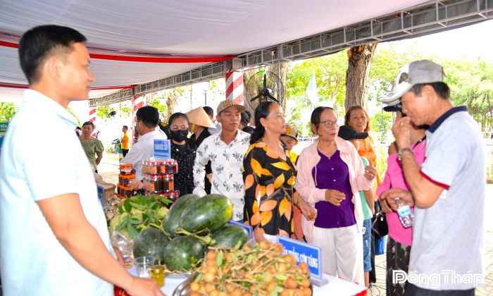 Gian hàng OCOP giới thiệu nhiều sản phẩm đặc trưng, góp phần quảng bá sản vật địa phương đến người dân và du khách.