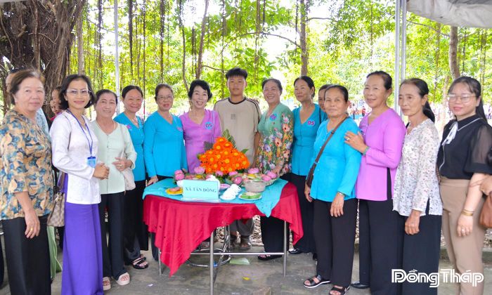 Các đội thi trổ tài làm bánh dân gian, góp phần tái hiện nét đẹp văn hóa ẩm thực truyền thống Nam Bộ.