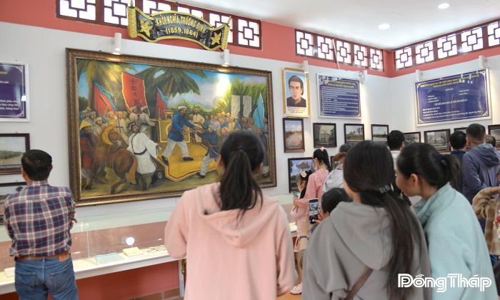 Tại Nhà trưng bày dấu tích, tư liệu về cuộc đời và sự nghiệp của Anh hùng dân tộc Trương Định thu hút đông đảo người dân đến tham quan, tìm hiểu.