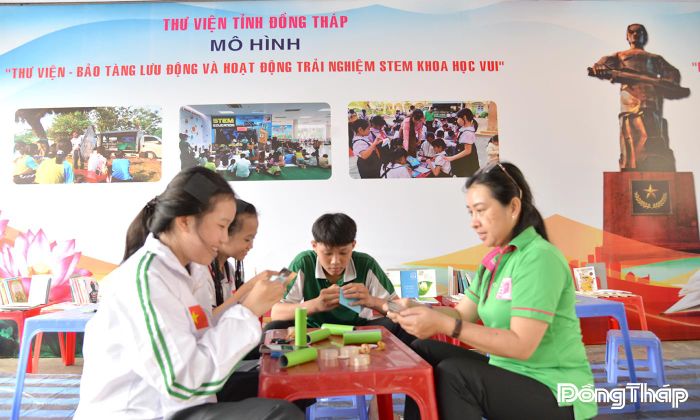 Hoạt động trưng bày tư liệu, xếp sách nghệ thuật và mô hình Thư viện, Bảo tàng lưu động với chủ đề “Theo miền Di sản” với 1.500 tài liệu, các hoạt động đọc sách, thực hành từ sách phục vụ người dân, du khách.
