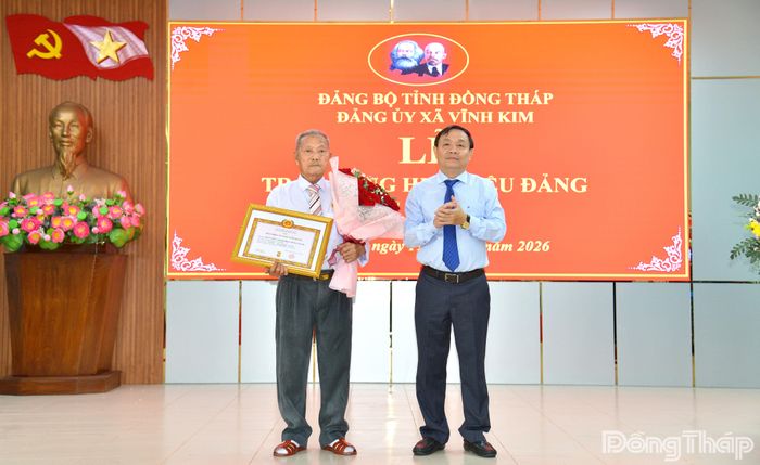 Đồng chí Phan Văn Thắng, Phó Bí thư Thường trực Tỉnh ủy, Chủ tịch Ủy ban MTTQ Việt Nam tỉnh Đồng Tháp trao Huy hiệu 70 năm tuổi Đảng cho đồng chí Đoàn Hiếu Thảo, đảng viên Chi bộ ấp Ninh Thuận.