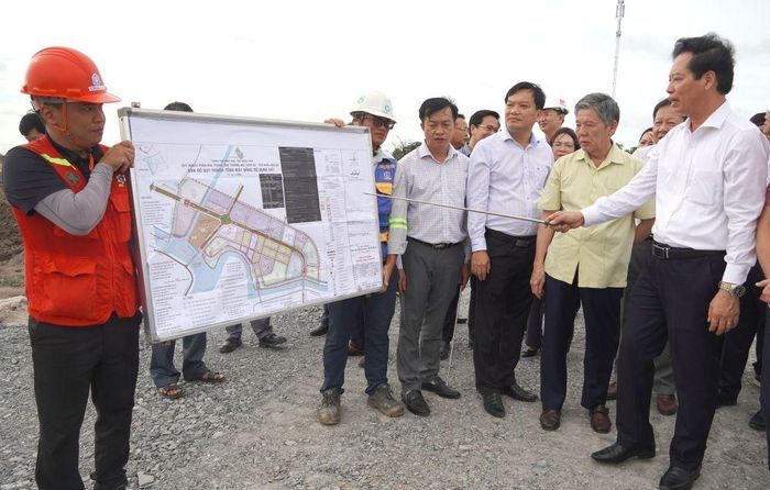 Đồng chí Ngô Chí Cường, Ủy viên Ban Chấp hành Trung ương Đảng, Bí thư Tỉnh ủy, Chủ tịch HĐND tỉnh khảo sát Cửa khẩu phụ Mộc Rá.