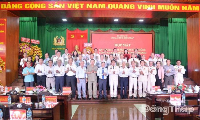 Đại biểu chụp ảnh lưu niệm tại buổi họp mặt.