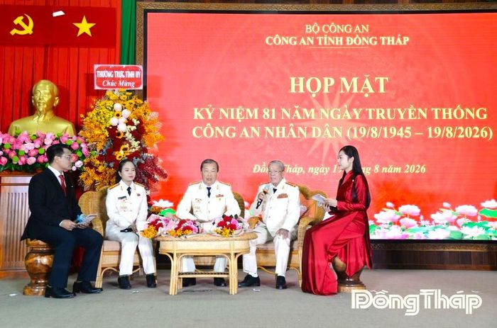 Tọa đàm tại buổi họp mặt.