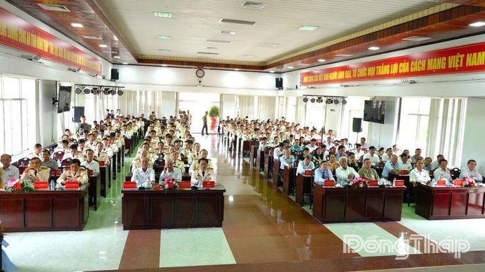 Đại biểu tham dự họp mặt.