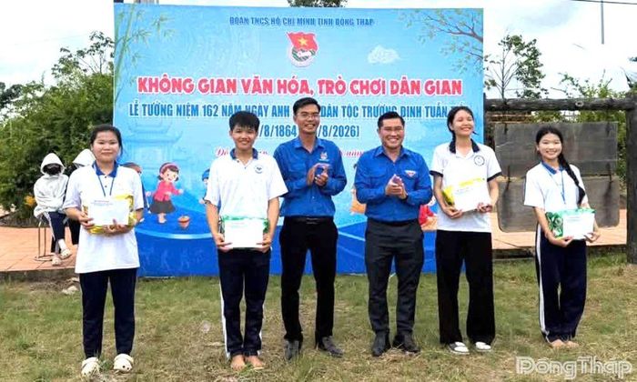 Ban tổ chức trao giải cho các học sinh tham gia. 
