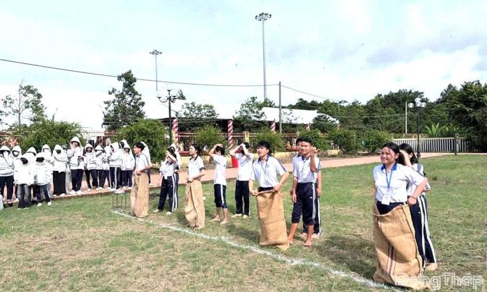 Hoạt động tổ chức không gian văn hóa và trò chơi dân gian góp phần giúp người dân và du khách có thêm những trải nghiệm ý nghĩa khi đến viếng tại Đền thờ Anh hùng dân tộc Trương Định.