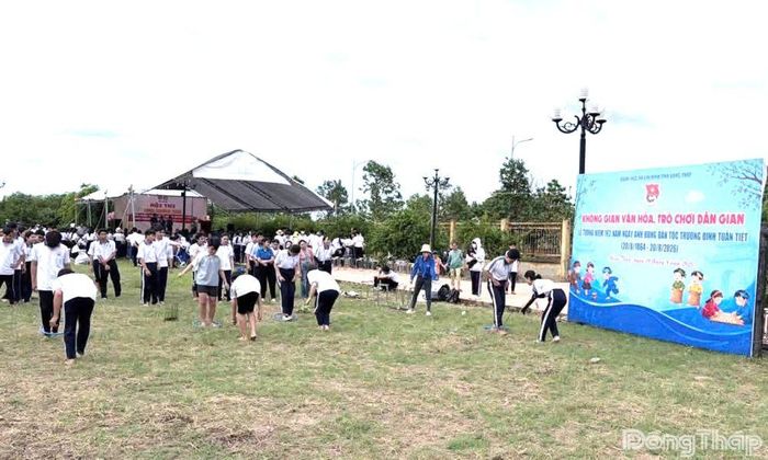 Các em học sinh hào hứng tham gia các trò chơi dân gian, trong khuôn khổ Lễ Tưởng niệm 162 năm Ngày Anh hùng dân tộc Trương Định tuẫn tiết.