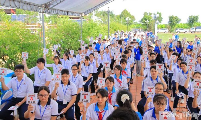Thí sinh đồng loạt đưa ra phương án trả lời câu hỏi.
