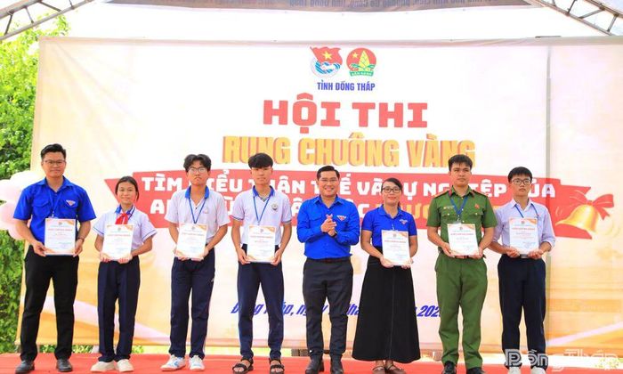 Ban tổ chức trao giải cho các thí sinh tại Hội thi.