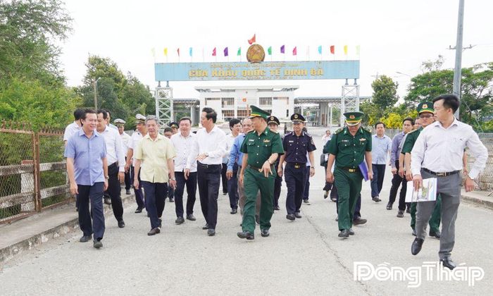  Bí thư Tỉnh ủy Đồng Tháp Ngô Chí Cường cùng Đoàn công tác khảo sát quy mô hoạt động tại Cửa khẩu Quốc tế Dinh Bà (xã Tân Hộ Cơ).