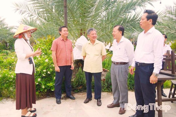 Với mô hình vườn chà là sinh thái, Bí thư Tỉnh ủy Ngô Chí Cường yêu cầu đơn vị cần phát triển du lịch sinh thái gắn với quảng bá hình ảnh địa phương.