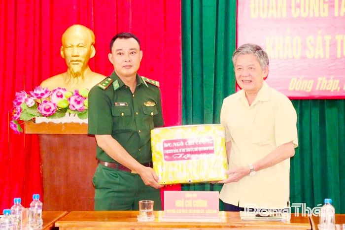  Bí thư Tỉnh ủy Đồng Tháp Ngô Chí Cường tặng quà cho lãnh đạo Đồn Biên phòng Bình Thạnh.