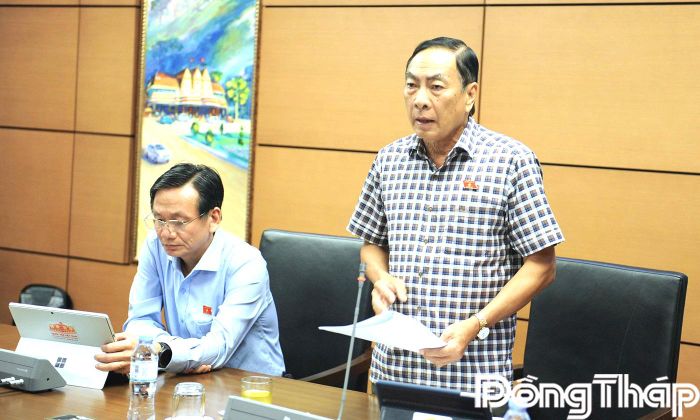 Đại biểu Phạm Văn Hòa phát biểu thảo luận.