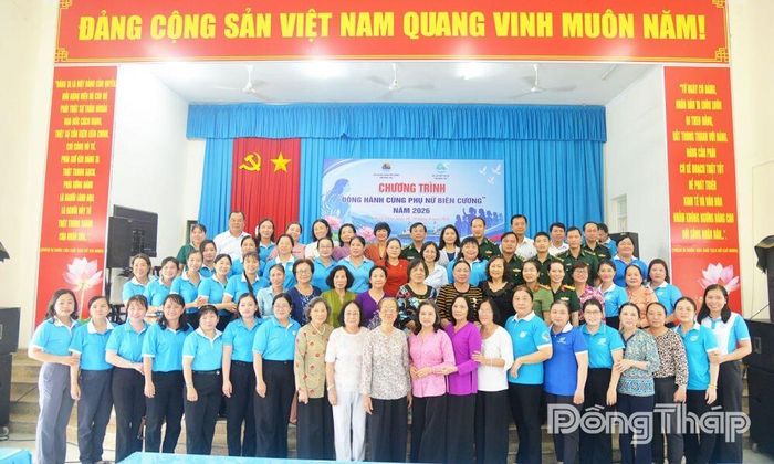 Đại biểu chụp ảnh lưu niệm.