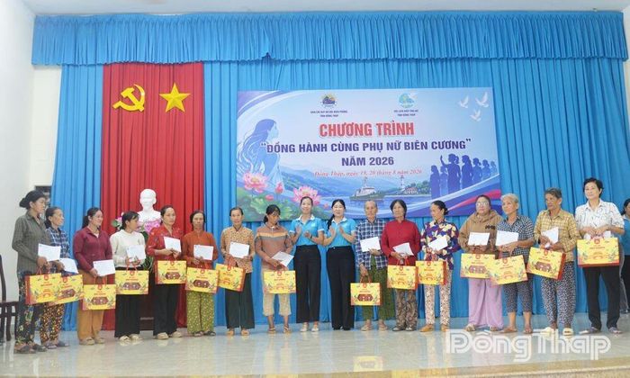 Trao 30 phần quà, mỗi phần trị giá 800 ngàn đồng cho hội viên, phụ nữ có hoàn cảnh khó khăn trên địa bàn xã Gò Công Đông.