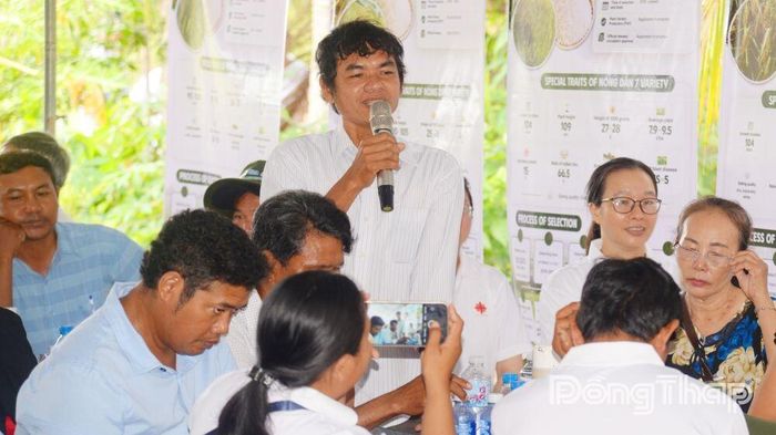 Nông dân trao đổi với nhà khoa học tại hội thảo.