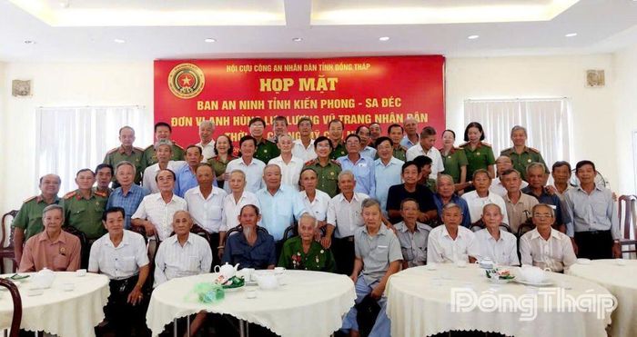 Các đại biểu tại buổi họp mặt.