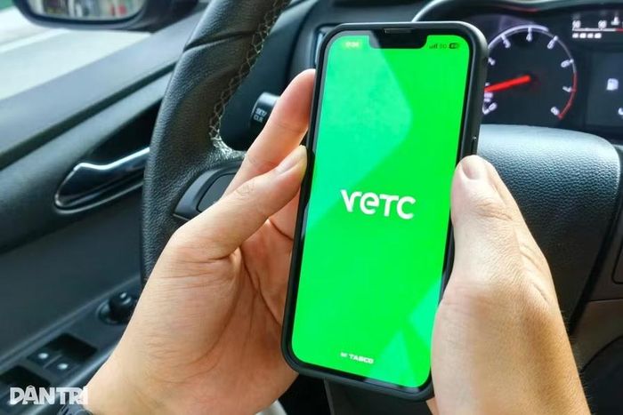 VETC và ePass sẽ thu phí định kỳ 6.600 đồng/tháng đối với khách hàng cá nhân kể từ tháng 8-2026. Ảnh: Phùng Thế Anh/Dân trí