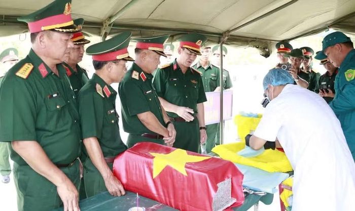  Đoàn công tác kiểm tra công tác lấy mẫu sinh phẩm hài cốt liệt sĩ tại Nghĩa trang Liệt sĩ Cát Hải. Ảnh: Thành Phúc 