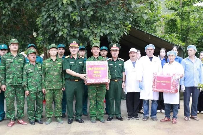  Đoàn công tác Quân khu 5 và Bộ Chỉ huy Quân sự tỉnh Gia Lai trao quà động viên các lực lượng làm nhiệm vụ trong Chiến dịch 500 ngày đêm. Ảnh: Thành Phúc 