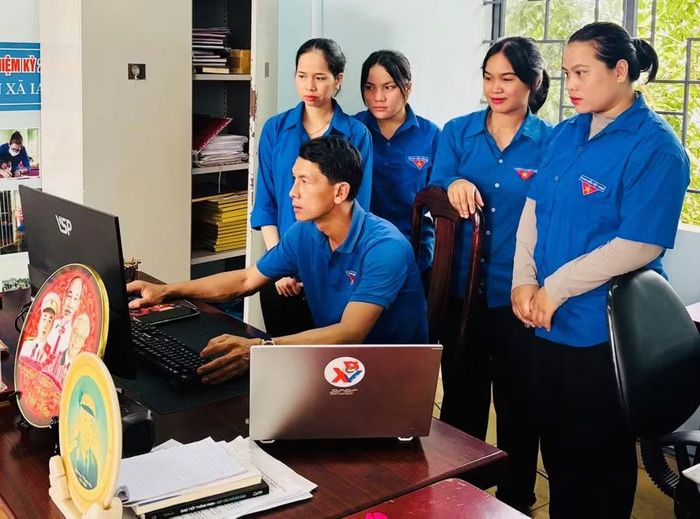 Anh Nguyễn Thành Trung - đảng viên Chi bộ các cơ quan Đảng xã Ia Pnôn cùng đoàn viên, thanh niên sử dụng mạng xã hội để lan tỏa các hoạt động của Đoàn. Ảnh: D.Đ