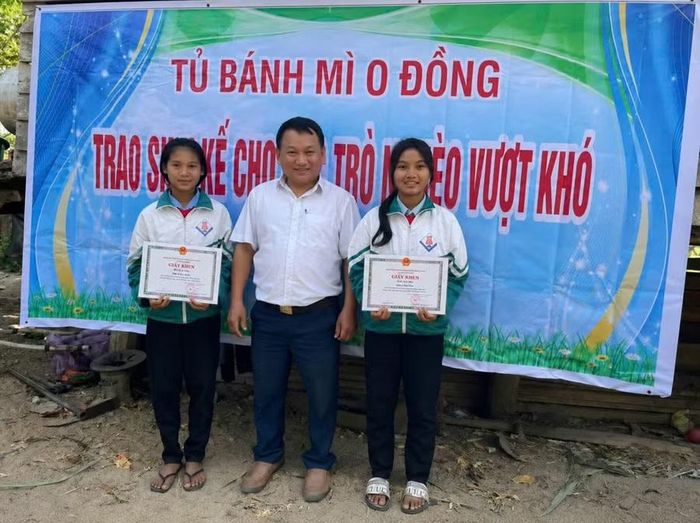  Thầy Vũ Văn Tùng chia sẻ niềm vui với 2 em Nay H’Ngan (bìa trái) và Ksor H’Nhí khi nhận giấy khen học sinh giỏi. Ảnh: Vũ Chi 