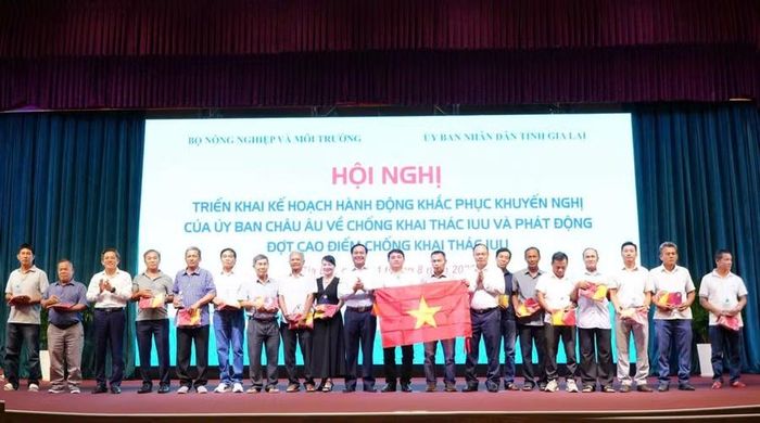 Bộ Nông nghiệp và Môi trường tặng cờ Tổ quốc và quà cho 20 ngư dân tiêu biểu trong tham gia chống khai thác IUU trên địa bàn tỉnh Gia Lai. Ảnh: Ngọc Tú
