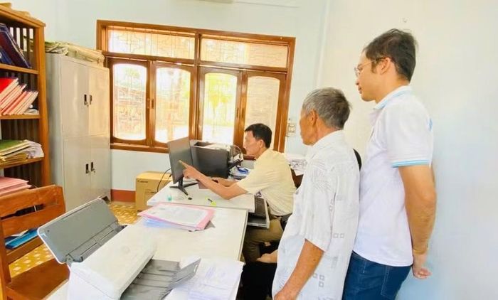  Cán bộ Phòng Kinh tế - Hạ tầng phường Hoài Nhơn Bắc cập nhật dữ liệu đất đai trên phần mềm quản lý. Ảnh: N.H 