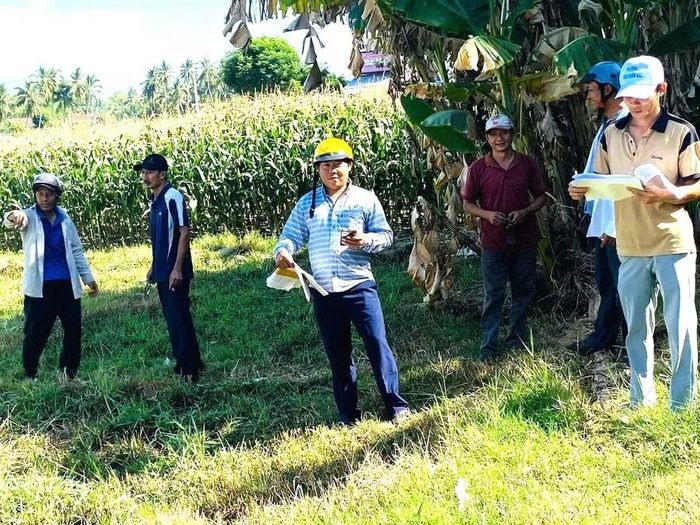  Cán bộ Phòng Kinh tế - Hạ tầng phường Hoài Nhơn Bắc đo đạc, kiểm tra hiện trường để cập nhật dữ liệu đất đai tại tổ dân phố Hoài Châu. Ảnh: N.H 