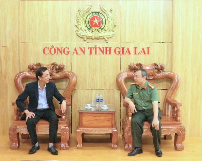 Phó Giám đốc Báo và phát thanh, truyền hình Gia Lai Lương Văn Danh trao đổi với đại diện Công an tỉnh về công tác phối hợp thông tin, tuyên truyền trong thời gian qua. Ảnh: H.V