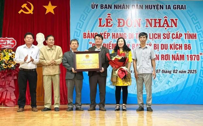 Ông Tống Thới Mốc (thứ 3 từ phải sang) - nguyên Bí thư Huyện ủy Ia Grai (cũ), hiện là Bí thư Đảng ủy xã Ia Hrung - đón nhận Bằng xếp hạng di tích lịch sử cấp tỉnh đối với “Địa điểm máy bay Mỹ bị du kích B6 Puih Glớ cùng đồng đội bắn rơi năm 1970”. Ảnh: P.D