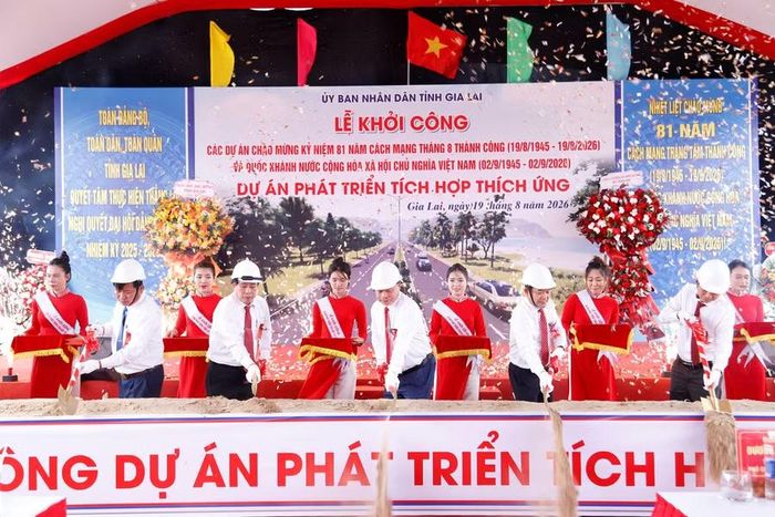 Các đại biểu thực hiện nghi thức khởi công Dự án phát triển tích hợp thích ứng. Ảnh: Hồng Phúc