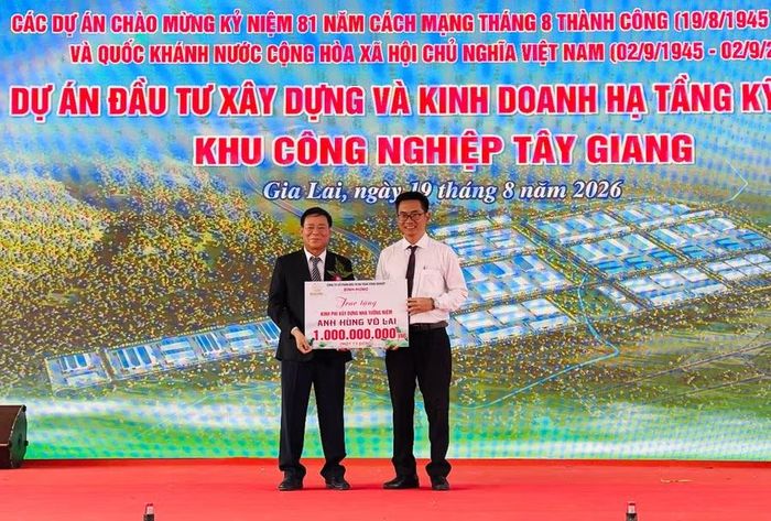 Công ty CP Đầu tư hạ tầng công nghiệp Bình Hưng trao tặng UBND xã Bình Khê 1 tỷ đồng để xây dựng Nhà tưởng niệm Anh hùng Võ Lai. Ảnh: Trần Dung