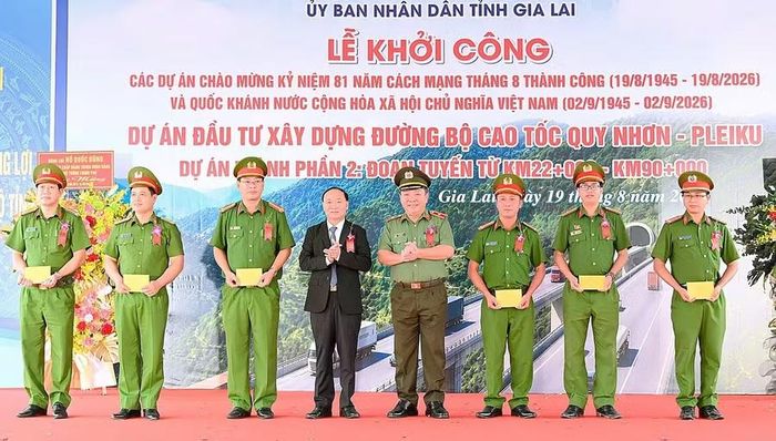 Bí thư Tỉnh ủy Thái Đại Ngọc (thứ 4 từ trái sang) và Giám đốc Công an tỉnh Lê Quang Nhân tặng quà cho Công an 6 xã, phường. Ảnh: Đức Thụy