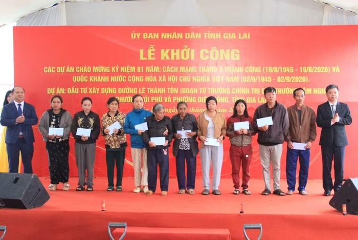 Lãnh đạo tỉnh Gia Lai trao tặng 10 phần quà đến các hộ gia đình có hoàn cảnh khó khăn. Ảnh: Hoàng Hoài