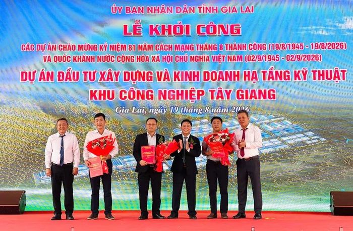 Công ty CP Đầu tư hạ tầng công nghiệp Bình Hưng trao hợp đồng nguyên tắc thuê kết cấu hạ tầng kỹ thuật cho các đối tác cam kết đầu tư. Ảnh: Trần Dung
