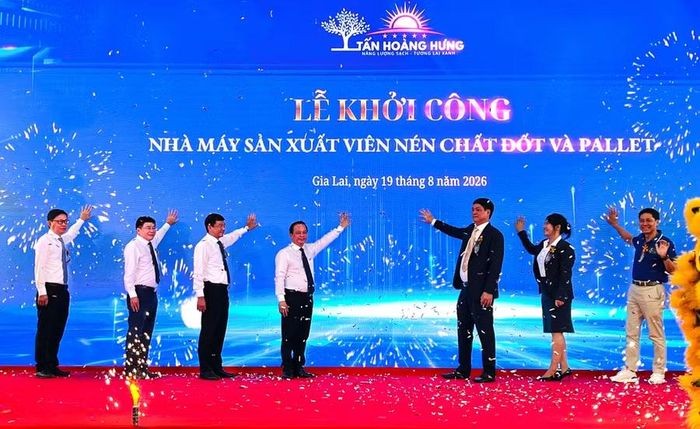 Các đại biểu thực hiện nghi thức khởi công Nhà máy sản xuất viên nén chất đốt và Pallet. Ảnh: Nhật Trường