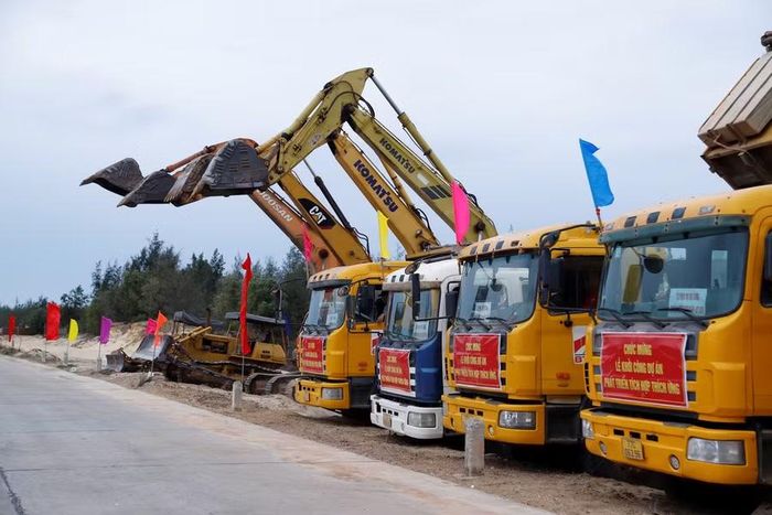 Phương tiện, máy móc được huy động triển khai thi công ngay sau lễ khởi công Dự án phát triển tích hợp thích ứng. Ảnh: Hồng Phúc