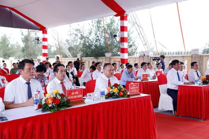 Các đại biểu tham dự lễ khởi công Dự án phát triển tích hợp thích ứng. Ảnh: Hồng Phúc