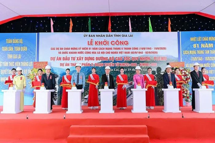 Đại biểu nhấn nút khởi công dự án thành phần 2 thuộc Dự án đường bộ cao tốc Quy Nhơn - Pleiku. Ảnh: Đức Thụy