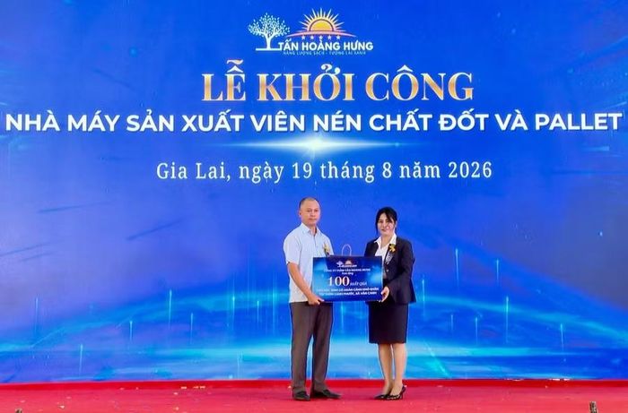 Công ty TNHH Tấn Hoàng Hưng trao 100 suất quà cho học sinh có hoàn cảnh khó khăn xã Vân Canh. Ảnh: Nhật Trường