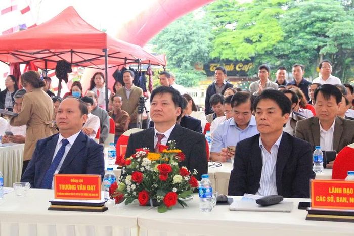 Các đồng chí lãnh đạo tỉnh Gia Lai tham dự lễ khởi công Dự án đường Lê Thánh Tôn. Ảnh: Hoàng Hoài