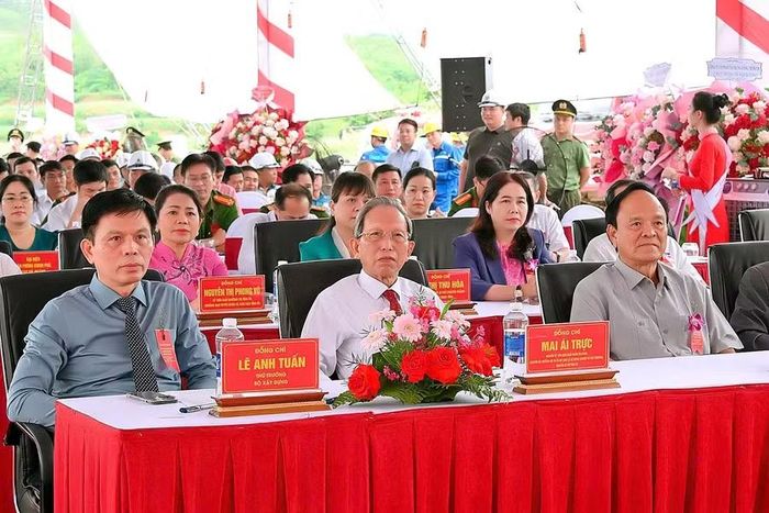 Các đại biểu tham dự lễ khởi công dự án thành phần 2 thuộc Dự án đường bộ cao tốc Quy Nhơn - Pleiku. Ảnh: Đức Thụy
